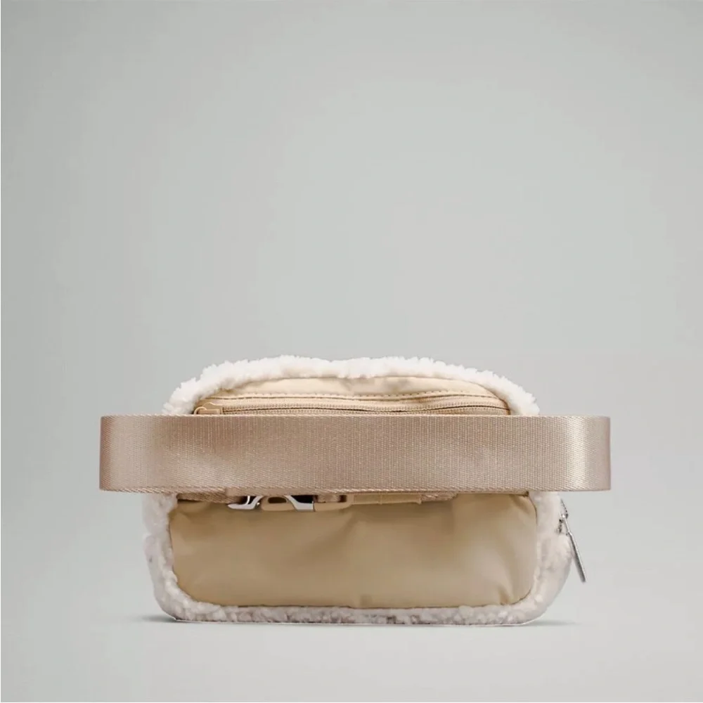 Lululemon sherpa belt bag in cream sherpa - Picture 2 of 6